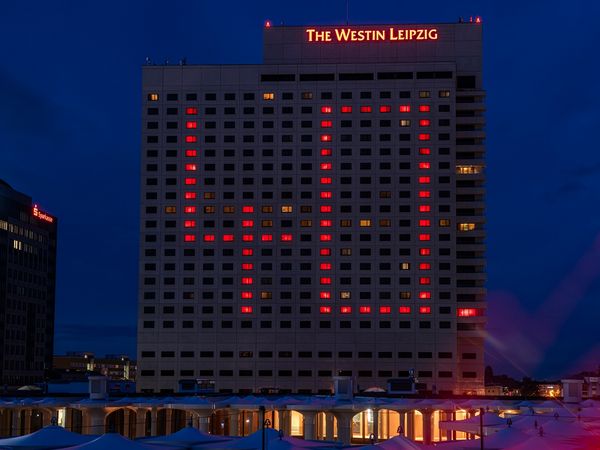 Tagungshotel The Westin Leipzig mit erleuchteter Hotelfassade anlässlich 40 Jahre Hotelgeschichte für Tagung & Konferenz Leipzig Convention