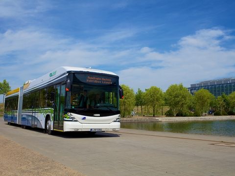 Leipziger Verkehrsbetriebe: Mobilitätspartner im Nahverkehr mit Hybridbus am Neuen Messegelände für Tagung & Konferenz Leipzig Convention