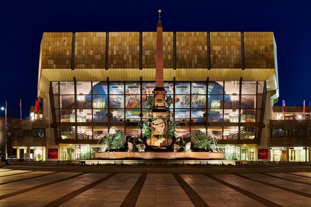Tagung & Konferenz Leipzig Convention: Das Gewandhaus mit Mendebrunnen bei Nacht